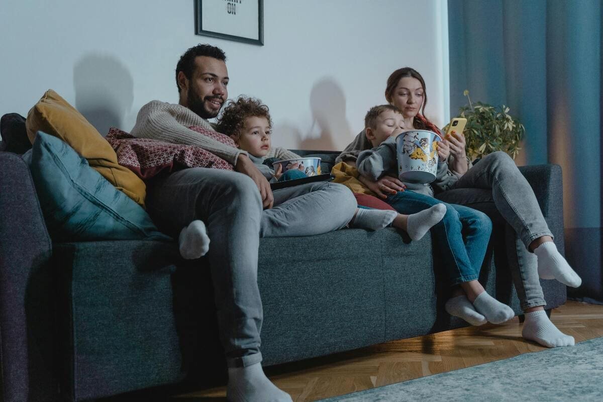 Família rindo junta durante um momento de lazer